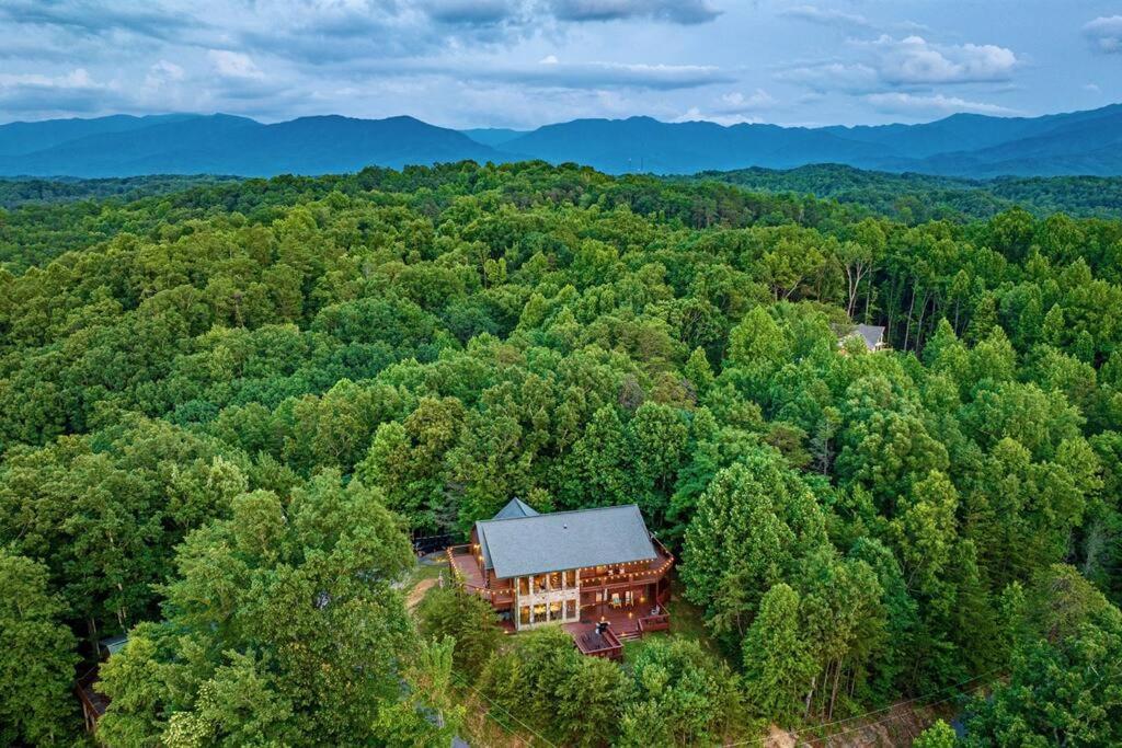 Panorama Mountain View Cabin, Less Than 10 Miles From Gatlinburg And Dollywood, Dog Friendly, 6 Bedrooms Sleeps 17, Fire Pit, Hottub, Washer Dryer, Fully Loaded Kitchen, Gameroom With A Tv, Pool Table, Arcade, Air Hockey, And Foosball * Sevierville
