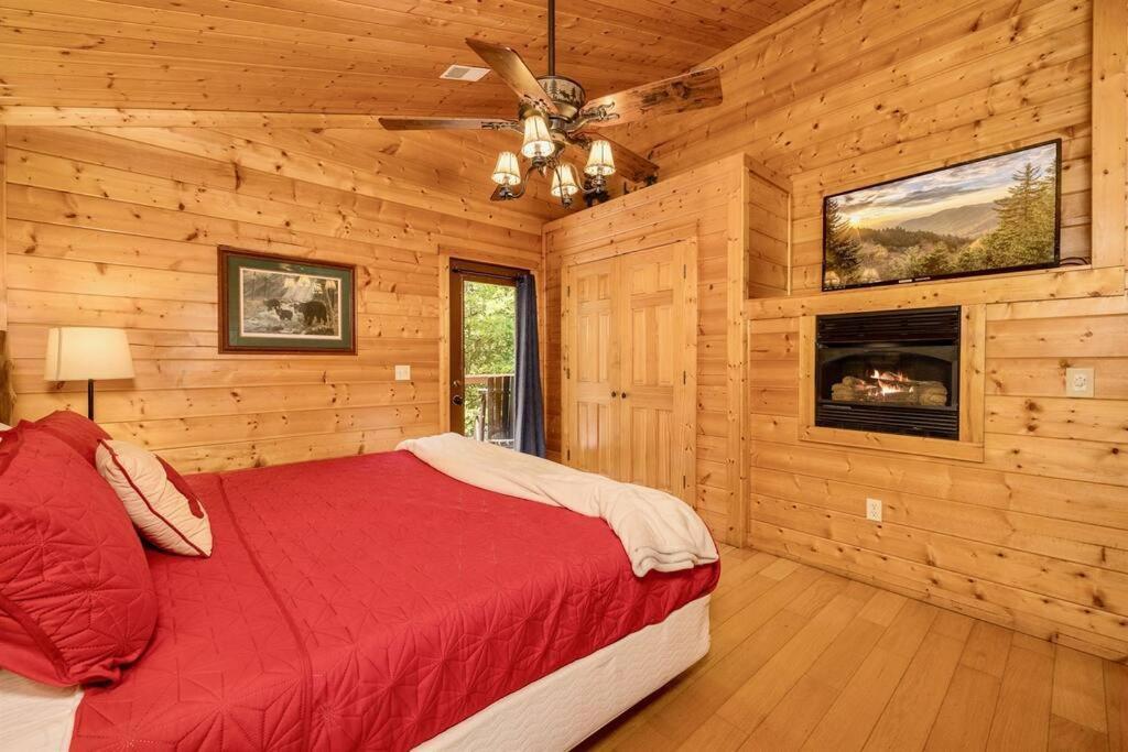 Panorama Mountain View Cabin, Less Than 10 Miles From Gatlinburg And Dollywood, Dog Friendly, 6 Bedrooms Sleeps 17, Fire Pit, Hottub, Washer Dryer, Fully Loaded Kitchen, Gameroom With A Tv, Pool Table, Arcade, Air Hockey, And Foosball * Sevierville
