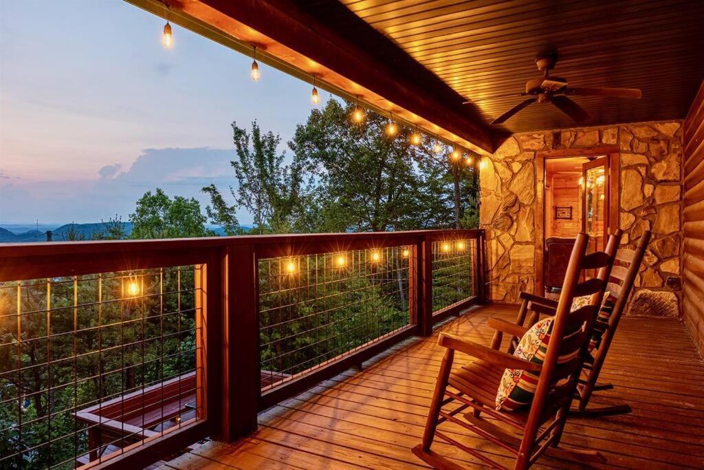 Ferienhaus Panorama Mountain View Cabin, Less Than 10 Miles From Gatlinburg And Dollywood, Dog Friendly, 6 Bedrooms Sleeps 17, Fire Pit, Hottub, Washer Dryer, Fully Loaded Kitchen, Gameroom With A Tv, Pool Table, Arcade, Air Hockey, And Foosball *